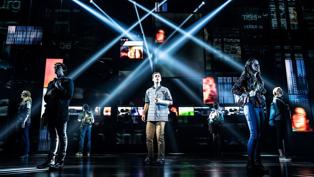 Stephen-Christopher-Anthony-as-Evan-Hansen-and-the-North-American-touring-company-of-DEAR-EVAN-HANSEN---Photo-by-Matthew-Murphy,-2019